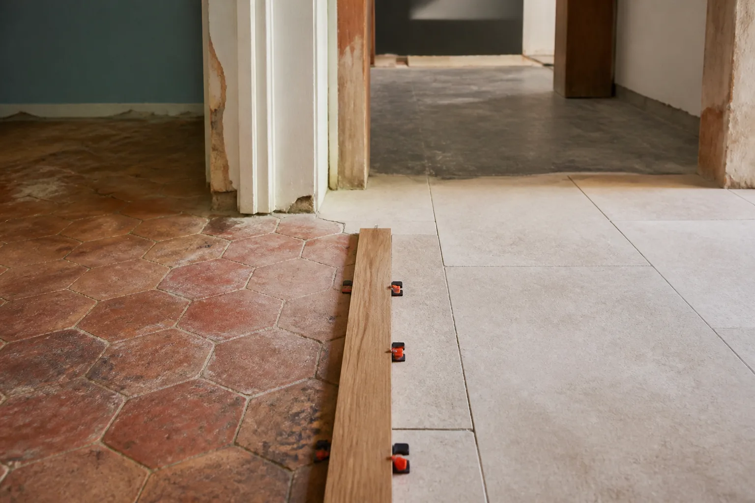 Un plan serré sur un carnet de chantier ouvert posé sur un établi en bois, à côté d’un mètre ruban et d’un pot de peinture à la craie, lumière naturelle de fin.